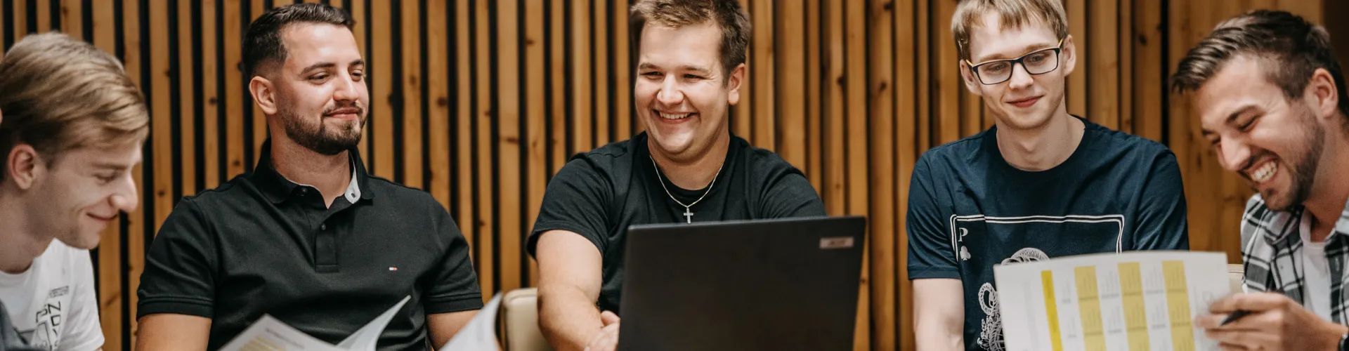 Dualstudenten bei der Zusammenarbeit